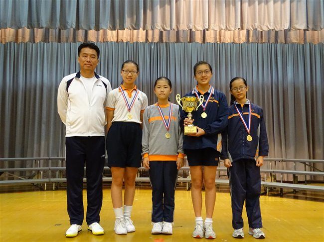 颁发「王华湘中学接力邀请赛」奖项